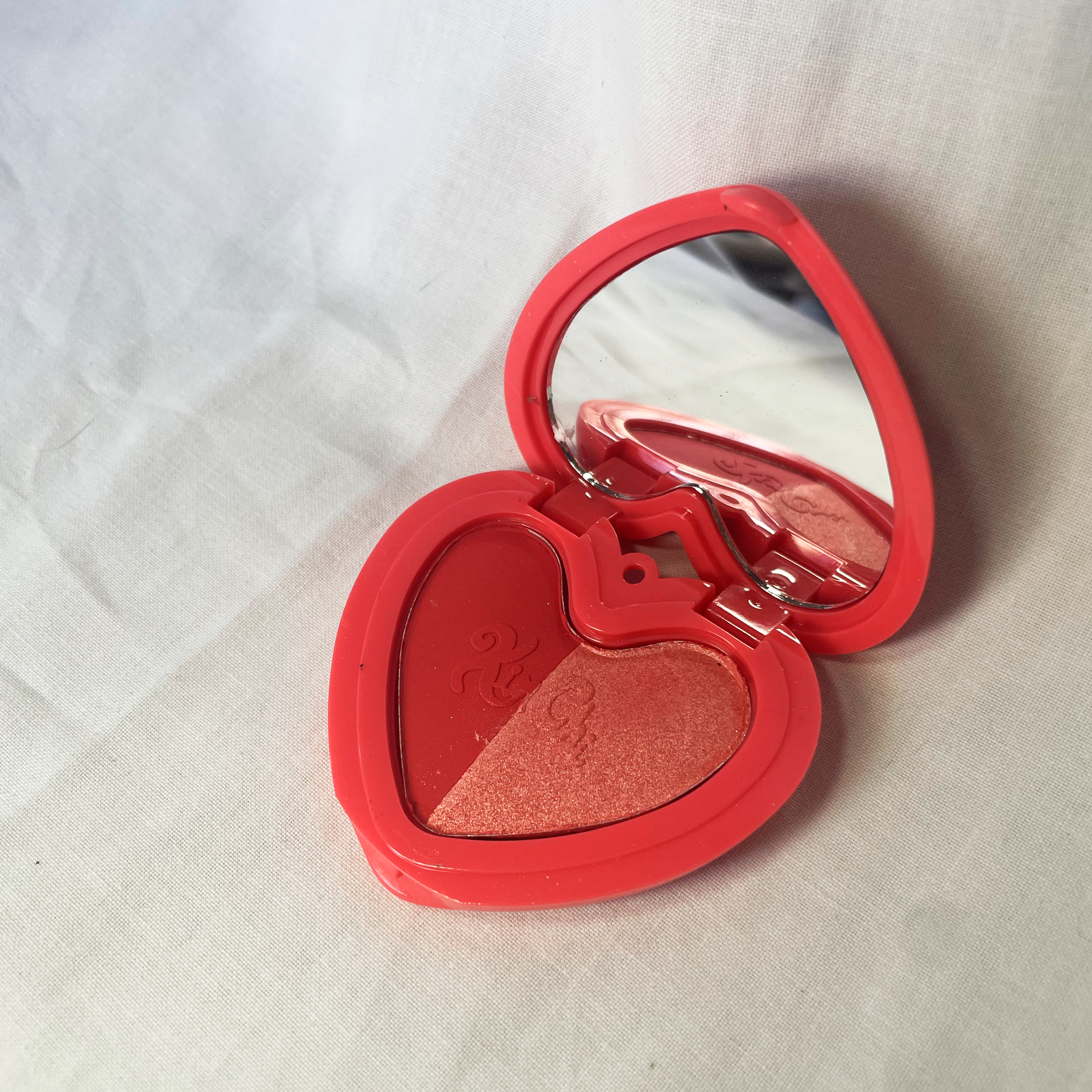 Iluminador y Rubor 2 en 1 Billion Beauty – Compacto Corazón