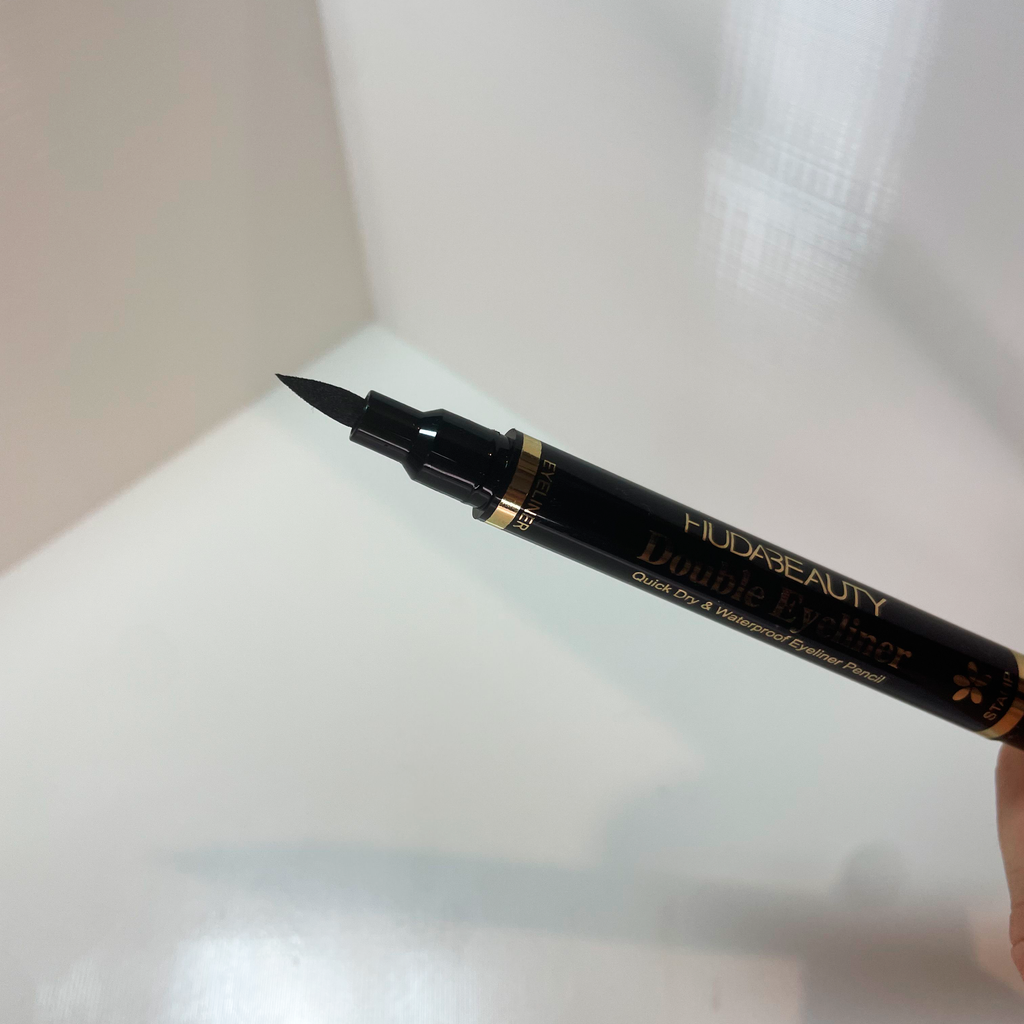 Delineador Doble Huda Beauty – Pincel Líquido + Sello Decorativo