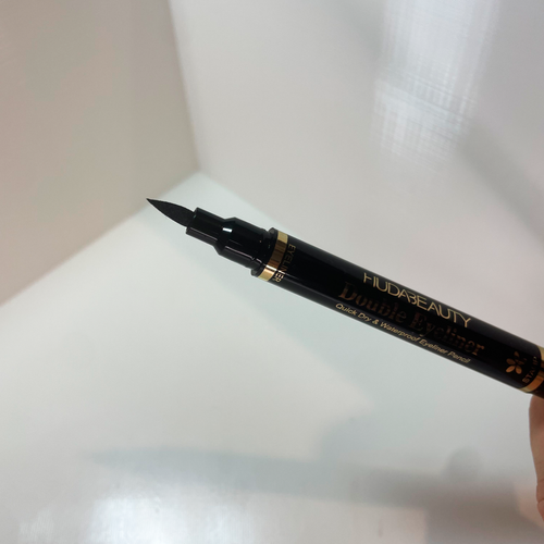 Delineador Doble Huda Beauty – Pincel Líquido + Sello Decorativo