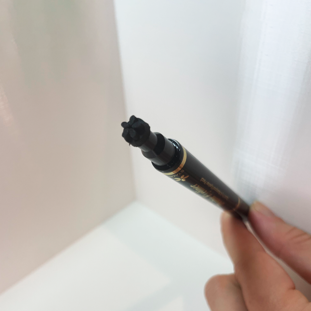 Delineador Doble Huda Beauty – Pincel Líquido + Sello Decorativo