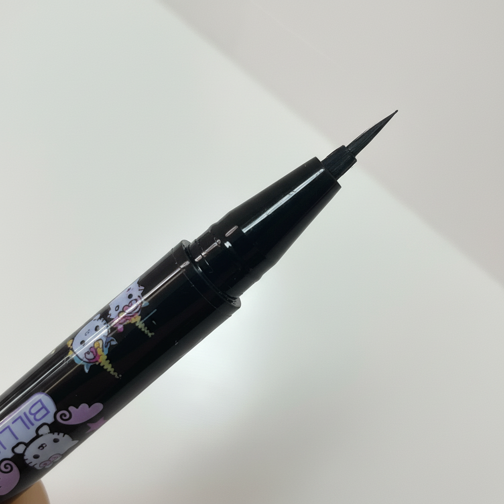 Kuromi Eyeliner abierto - Macro punta